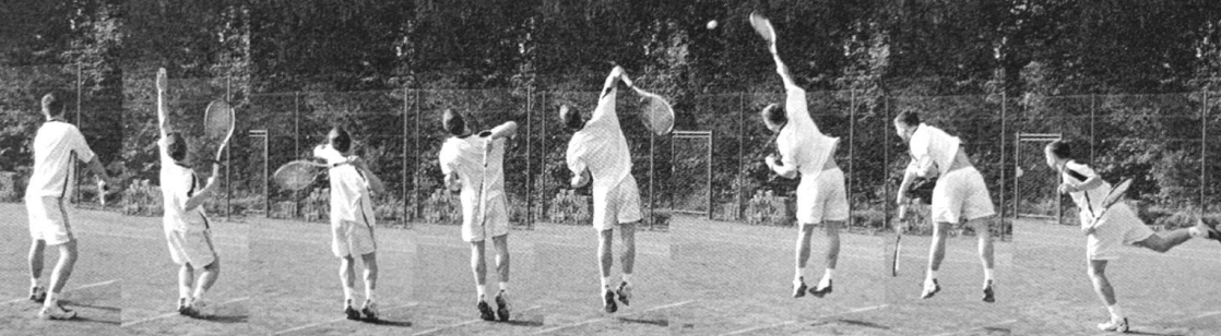 Tennis-Spieler beim Aufschlag auf einem Platz